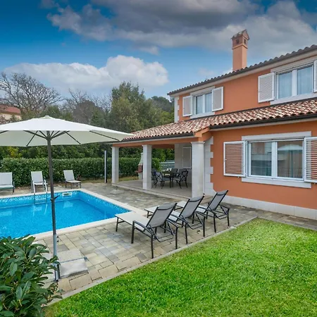 Nice In With Outdoor Swimming Pool Pula
