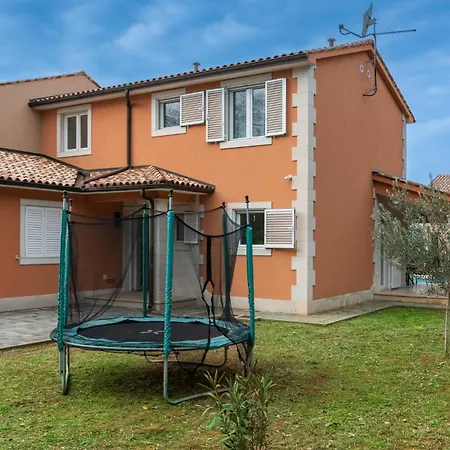 Nice In With Outdoor Swimming Pool * Pula